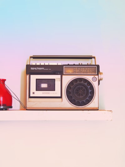 Oude retro radio op tafel